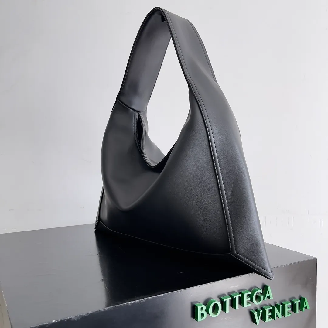 Batch 2080 Bottega Veneta, the flagship product of the 2024 autumn and winter, is making a splash from the catwalk to the streets. It not only brings a strong retro atmosphere, but also can easily interpret different styles through a variety of matching methods. Whether it is a smart and elegant workplace look or casual and comfortable daily wear, fully imported calfskin is a fashion element you can’t miss! Style number: 803977 Size: 41*20*8cm